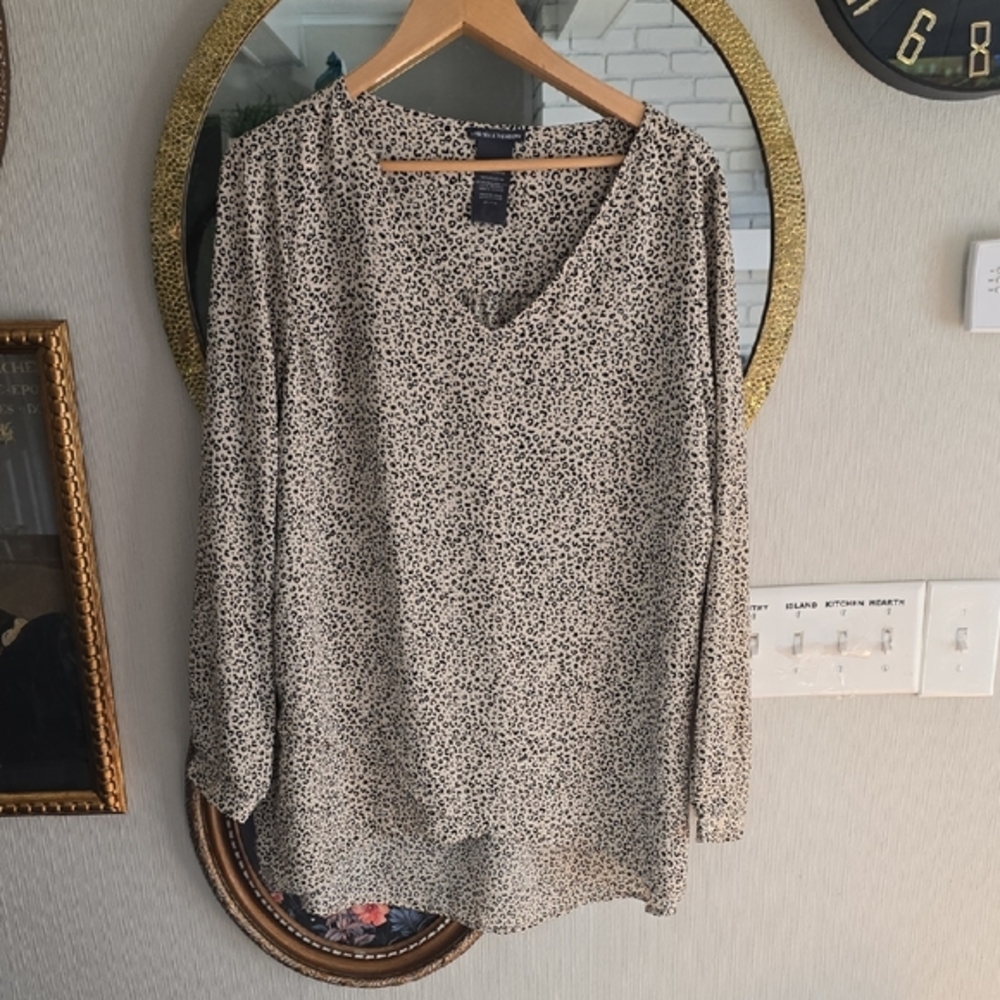 Chelsea & Theodore Black and White Blouse‎